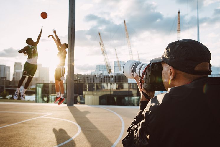 Canon EOS R1_Lifestyle_HERO_male_photographer_basketball_Atiba_Jefferson_69078.jpg