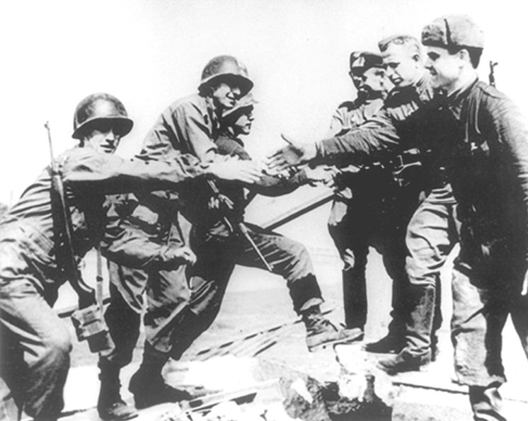 Historisches Foto der Begegnung an der Elbe bei Torgau im April 1945