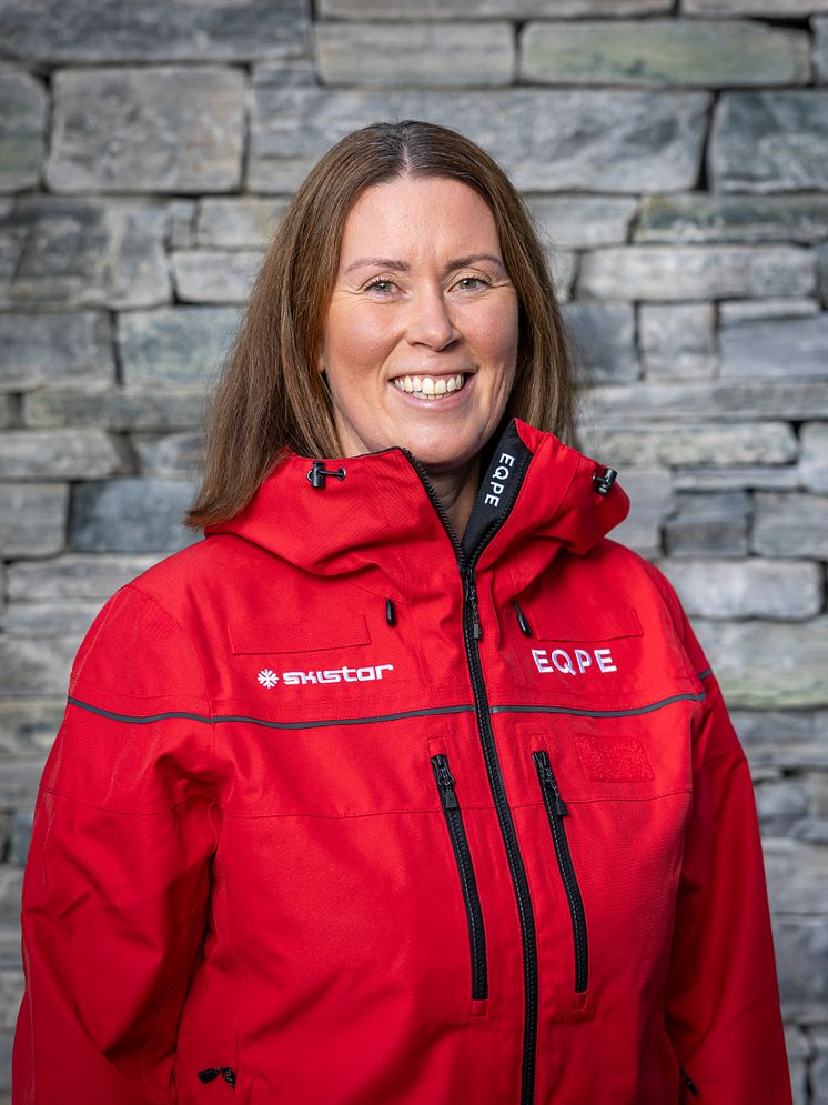 Camilla Sundqvist röd jacka stående.jpg