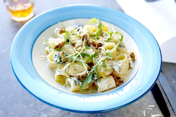 Mezze Maniche med tre sorters ost, rucola och valnötter