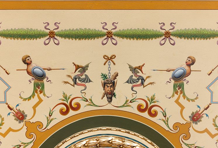 Detalj med drakar och faun