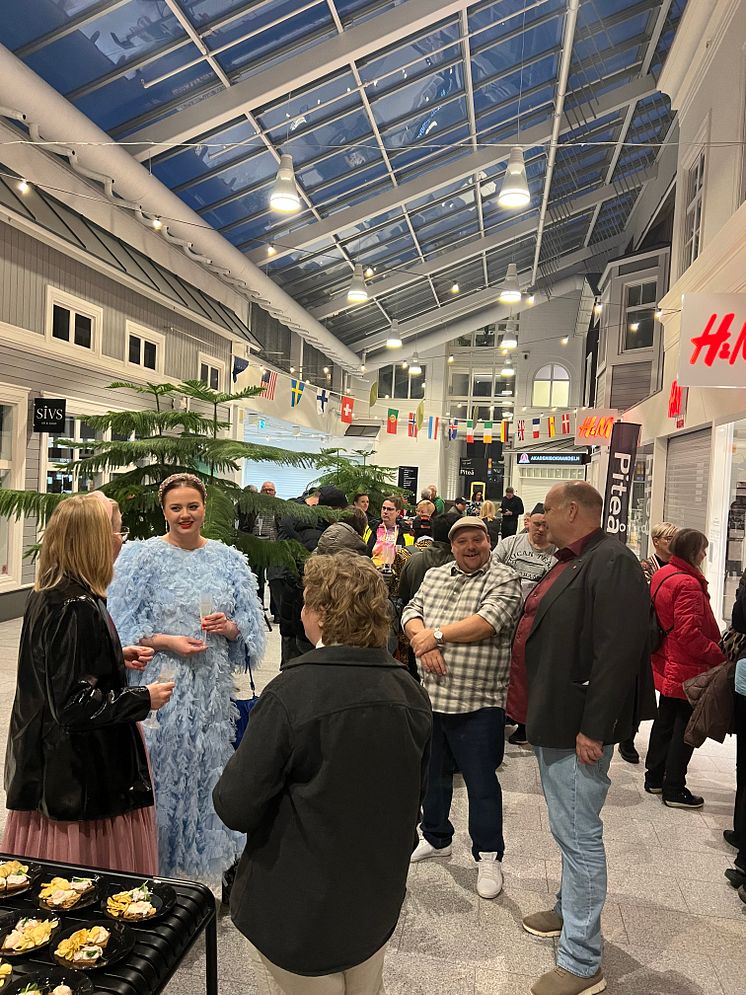 Premiärmingel Glada Hudiks nya film