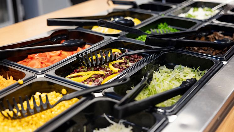 Sallad skolmat Ängelholms gymnasieskola matsal (1).jpg