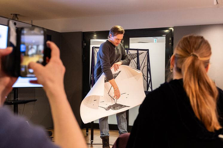 Matias Faldbakken viser skisse av gluttsnipa for juryen / shows sketch of the wader for the jury