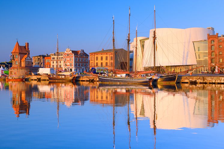 Stralsund_Hafen_mit_Ozeaneum,_dem_Deutschen_Meeresmuseum_von_Behnisch_Architekten.jpg