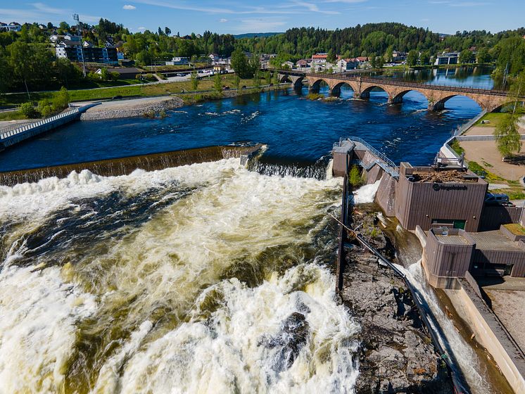 Hønefossen og kraftstasjonen Hønefoss II i vårflommen 2024