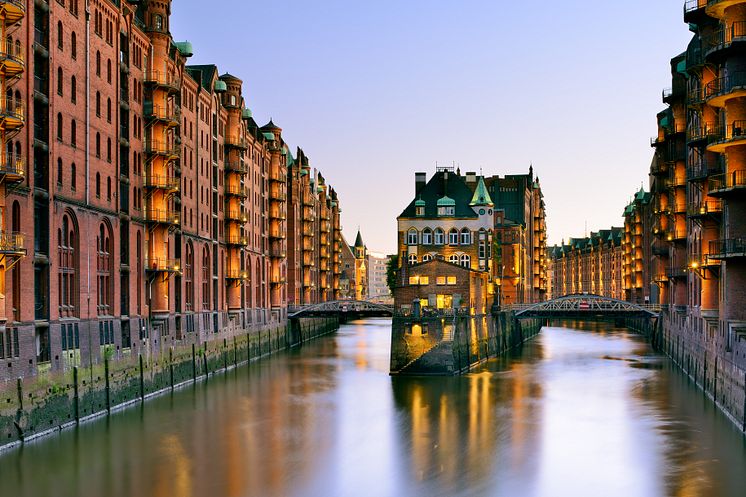 Hamburg_Speicherstadt_am_Abend.jpg