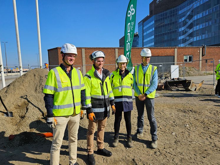 Gruppbild första spadtaget.jpg