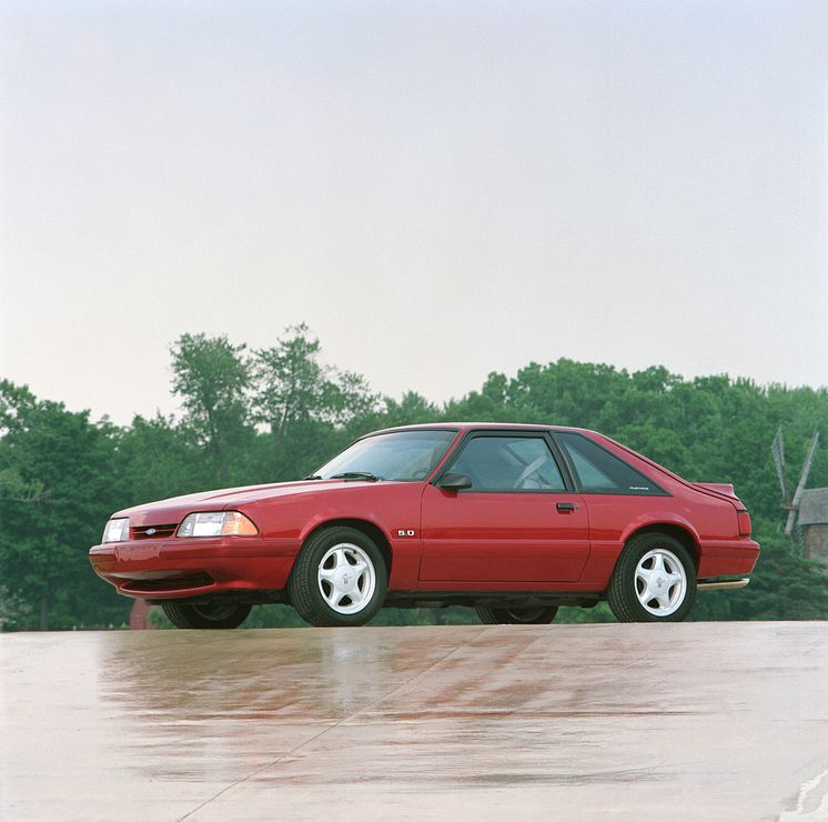 1992_Ford_Mustang5-0.jpg