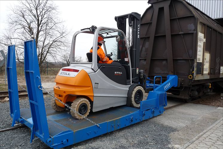 Truck från STILL i arbete vid fabrik Bosch i Nauen