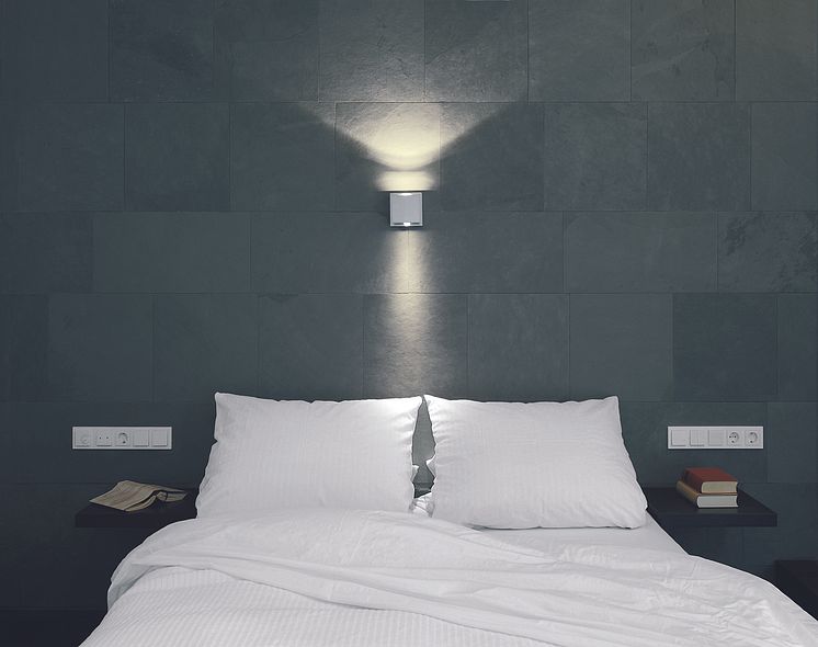 Fox Design presenterar Bruck Scobo Vario, sänglampan som samtidigt är en spegel. Bild 2