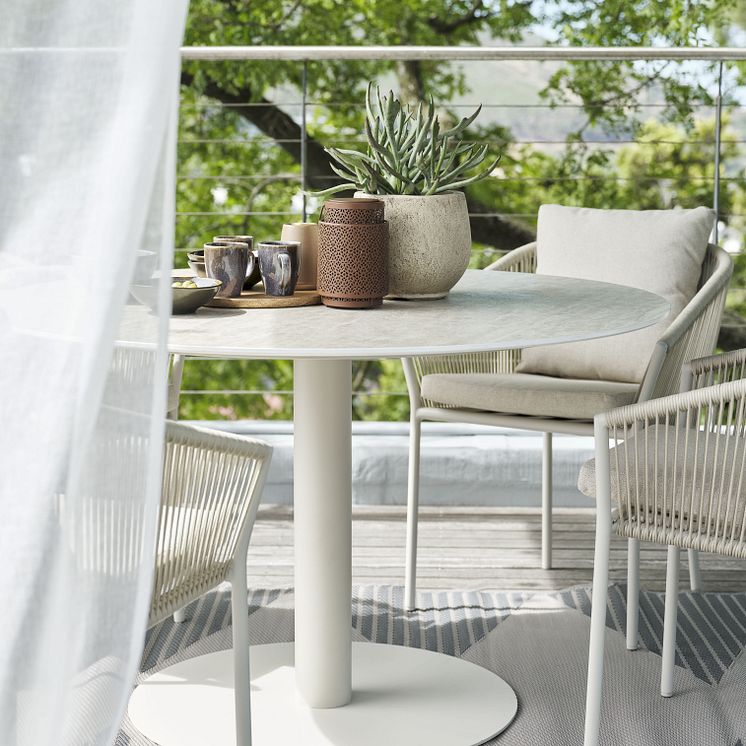 Havebord VAMDRUP Ø120 beige (2799 DKK).jpg