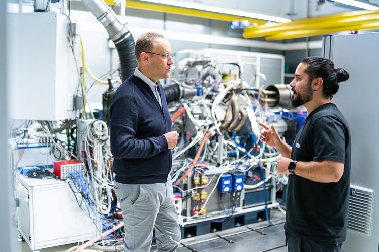 Stefan Dreyer (left) in conversation at the test bench.jpg