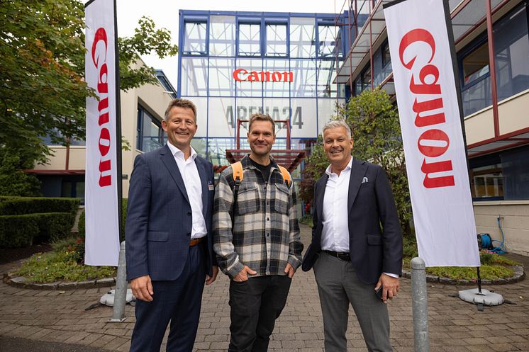 Fra venstre: Svein Trønnes, markedsdirektør i Canon Norge, Øystein Pettersen og adm. dir. i Canon Erik Mikalsen