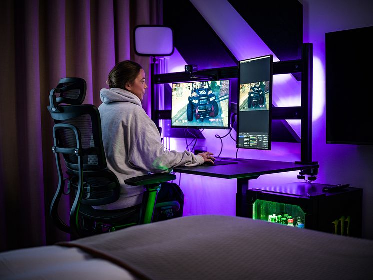 girl-gaming-hotel-gaming-room-quality-hotel (1).jpg