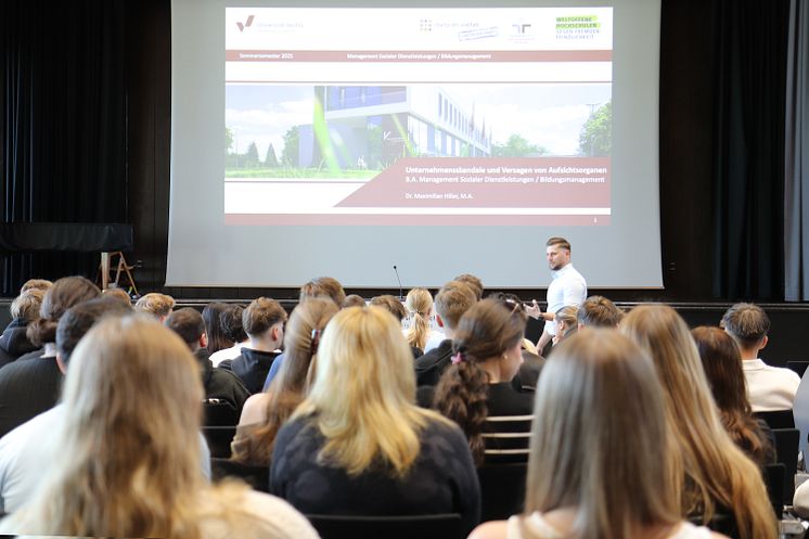 Handelslehranstalten Lohne zu Besuch an der Universität Vechta – Wirtschaftsstudium zum Anfassen und mit Turbo-Effekt