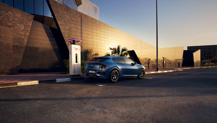 kia-new-ev6-gt-my25-YachtBlueMatt-static-highres-13000x7386.jpg