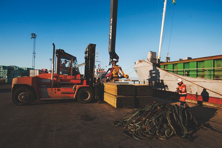 Lastning av sågade trävaror för export i Varbergs hamn