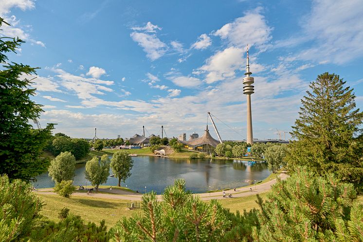 München_Olympiapark_mit_Olympiahalle_und_Fernsehturm.jpg