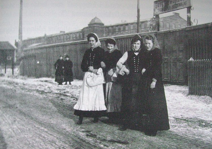 Utanför kamgarnsspinneriet 1890-talet