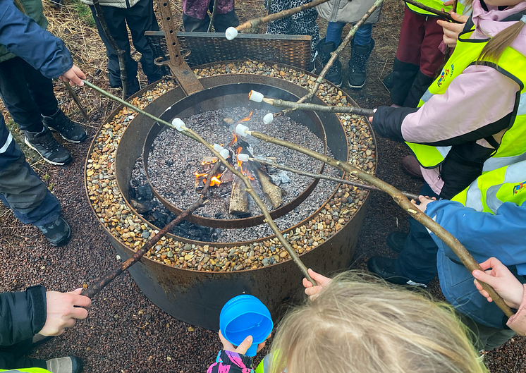 Marshmallows eld barnhänder_ny påsholk i Sisjön.png