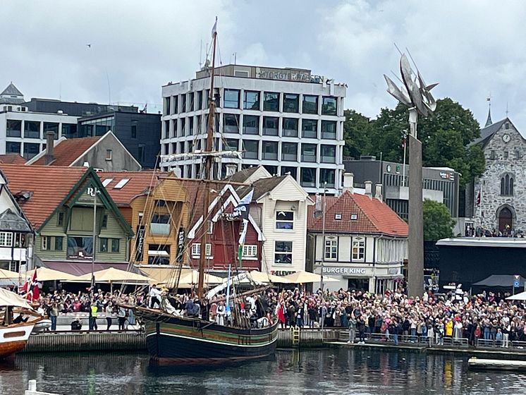 En kopi av sluppen Restauration startet sin "utvandringstur" fra Stavanger til USA 4. juli 2025. Bildet viser folkefesten da 