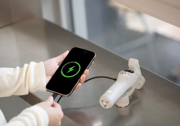 Osmo mobile 7_Charge your cell phone from the gimbal.jpg