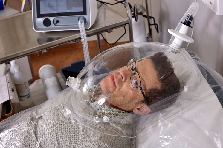 Daniel Arvidsson demonstrerar en respirometer.jpg