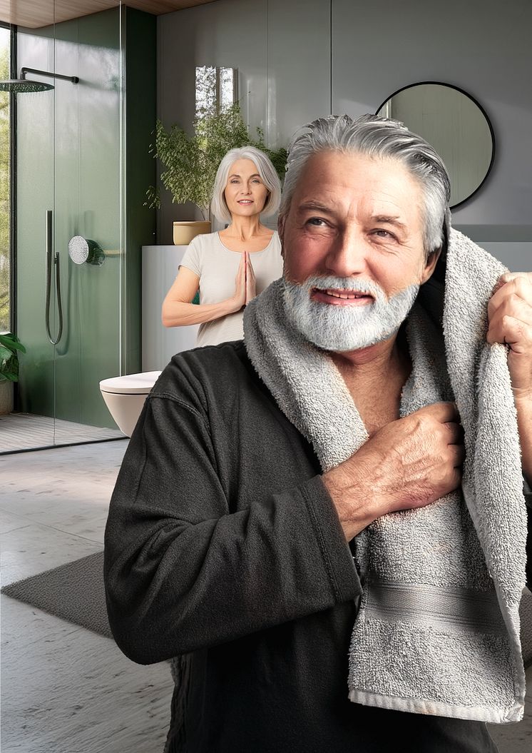 Ein Ehepaar wird in ihrem Badezimmer gezeigt. Ein Dusch-WC und eine bodenebene Dusche ist im Hintergrund zu sehen.