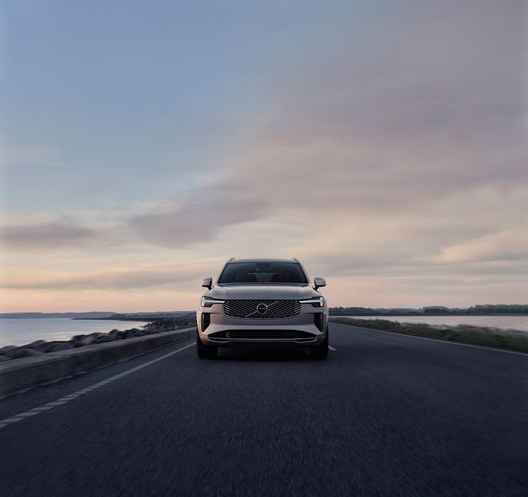 New_Volvo_XC90_Exteriors.jpg