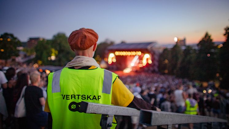 Øya-ansatte_hi-vis-vest_3.jpg