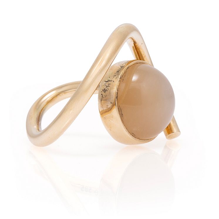 Jytte Kløve- "Honningmåne" ring af 14 kt. guld prydet med cabochonslebet månesten. Vurdering- 15.000-18.000 kr..jpeg