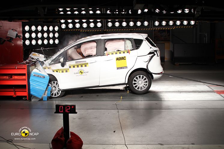 FORD B-MAX UDEN MIDTERSTOLPE SCORER FEM STJERNER I EURO NCAP CRASH TEST - 01