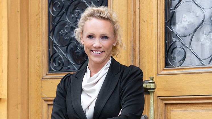 Irja Amolin tf vd Bjurfors liggande.jpg