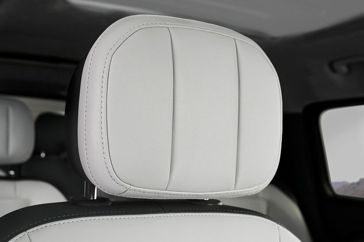 DEF_130_V8_25MY_080524_13_INTERIOR.jpg