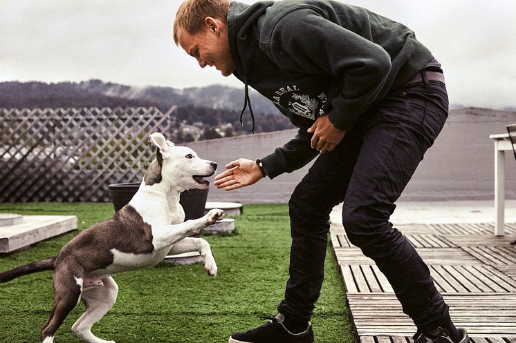 Tim Bergling med hunden Liam