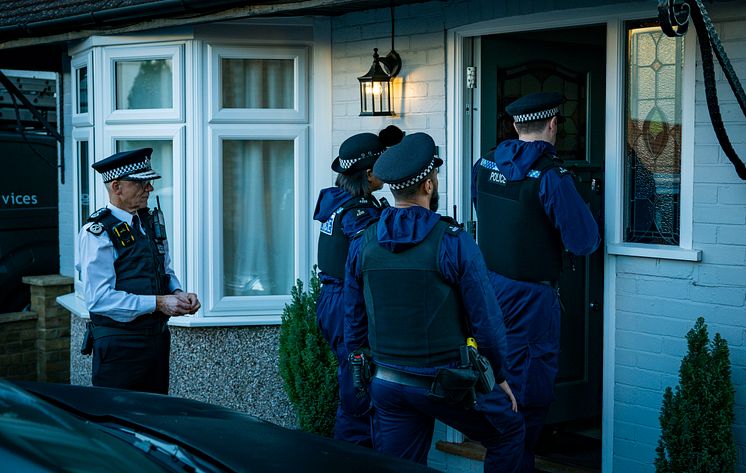 Commissioner Sir Mark Rowley at an early morning arrest in Sutton 003.jpg