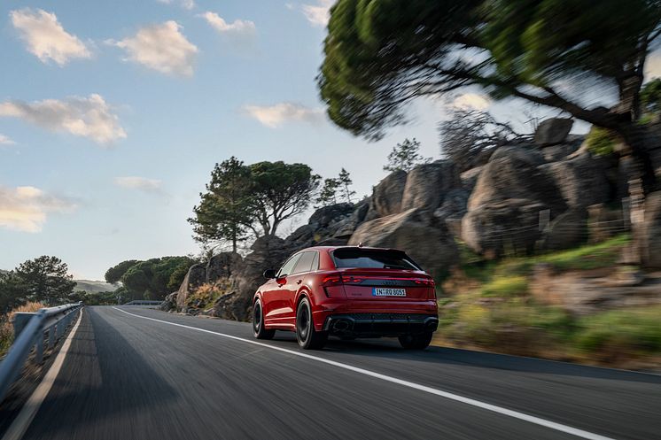 Audi RS Q8 performance (Chilirød metallak)