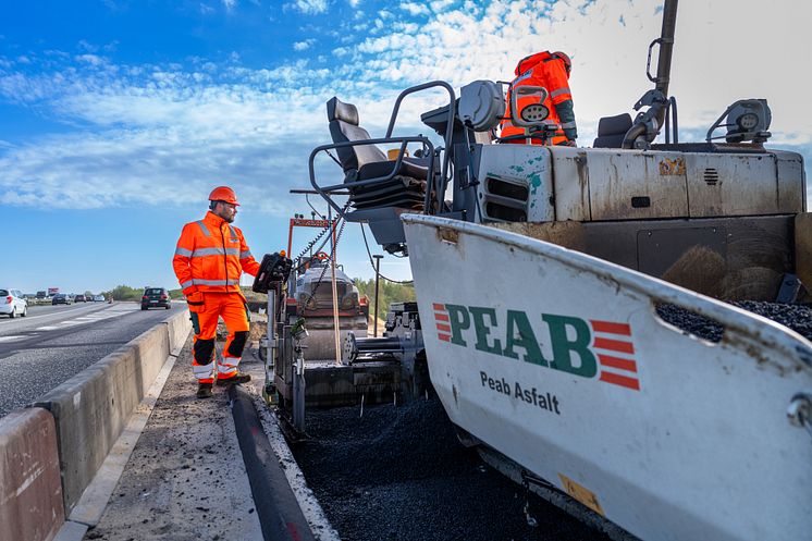 Asfaltkoncern fejrer millionvækst med kæmpe projekt på Hillerødmotorvejen. Foto: Peab Asfalt.