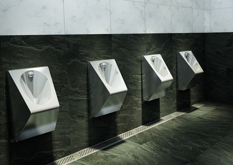 Offentlig toalett med urinaler i rostfritt stål