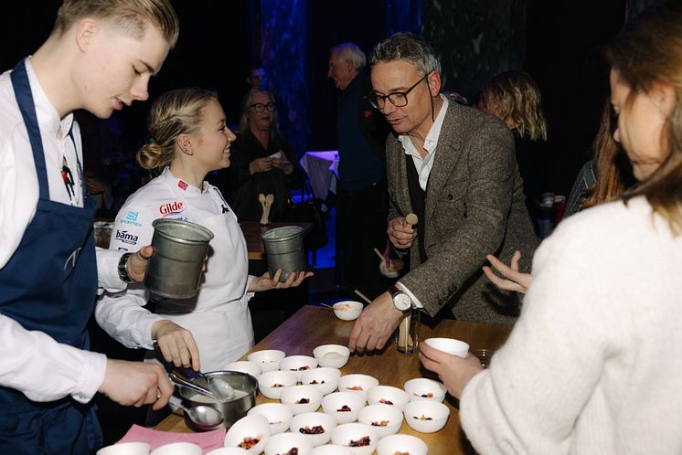 Jurymedlem Eivind Haalien smaker på jordskokkis