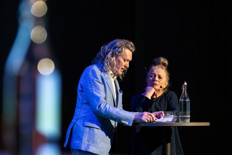 Henning Sunde, Hanne Tyrmi og Rainer Stange presenterer sitt skisseforslag