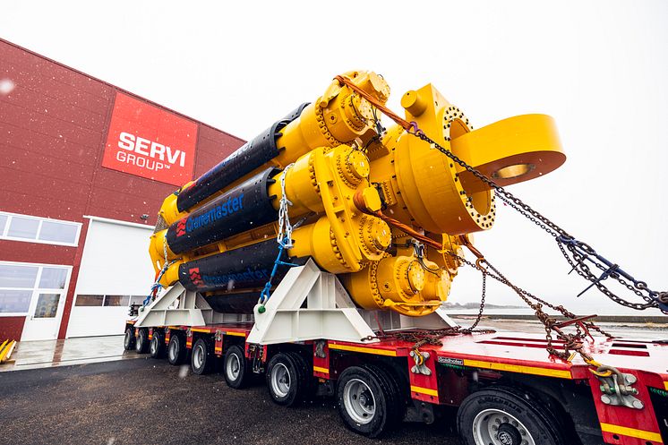 cranemaster_kjores_ut_av_servi_produksjonshall.jpg