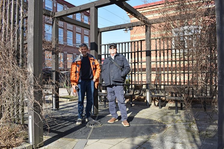 Thomas Sterner och Anders Härneman vid brunnen på gården
