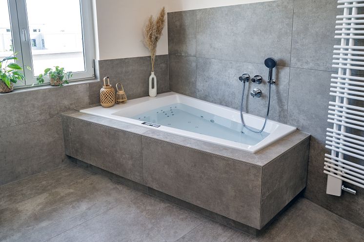 repabad-objekt-wohlfuehlbad-whirlpool-badewanne_voll.jpg