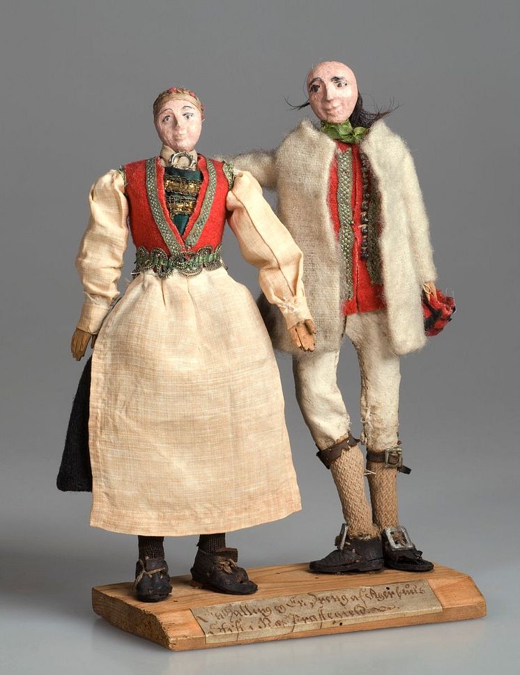 Kvinne og mann fra Hallingdal, tredukker av Jørgen Garnaas. Universitetsmuseet i Bergen