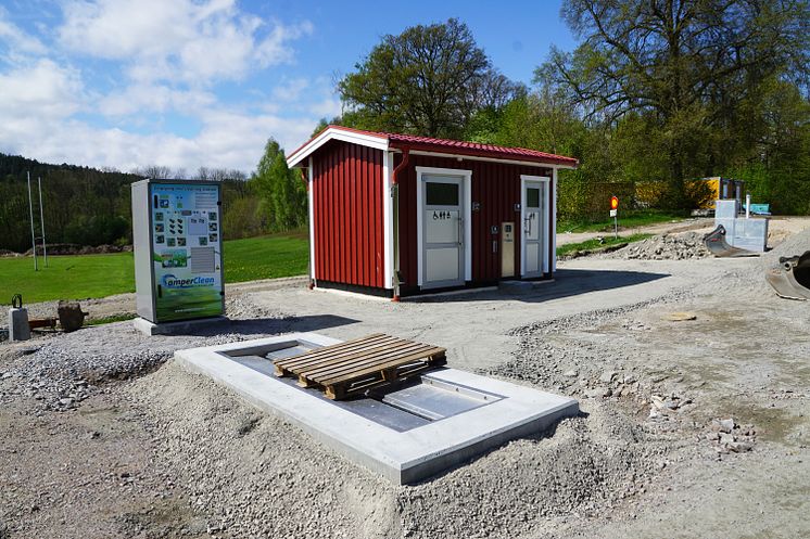 Toaletter och tömningsstation vid nya ställplatserna.jpg