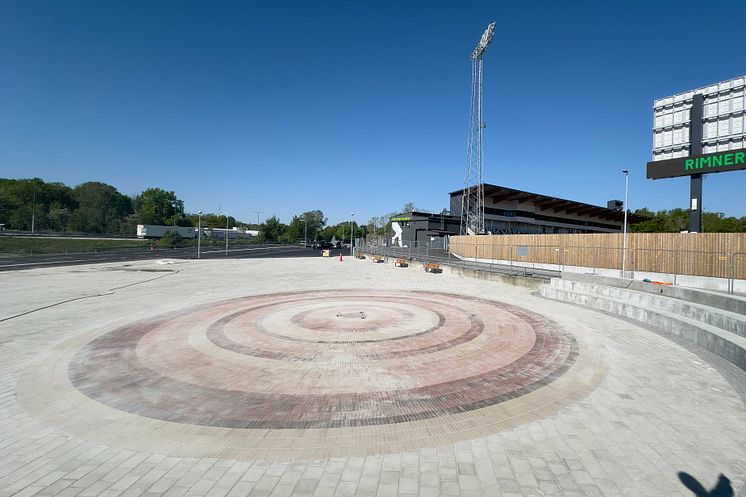 Torget med konst i marken av Erik Vallbo Allt ljus på mig.jpg