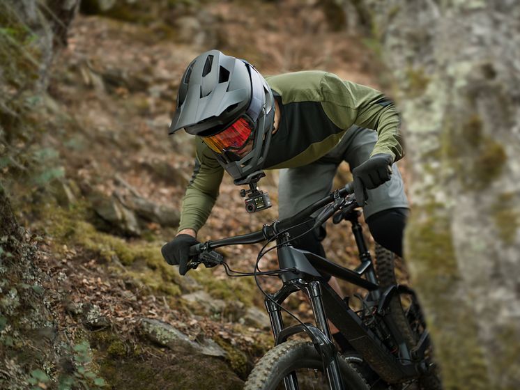 Osmo Action 5 Pro_Mountain Cycling_Helmet Chin Mount.jpg