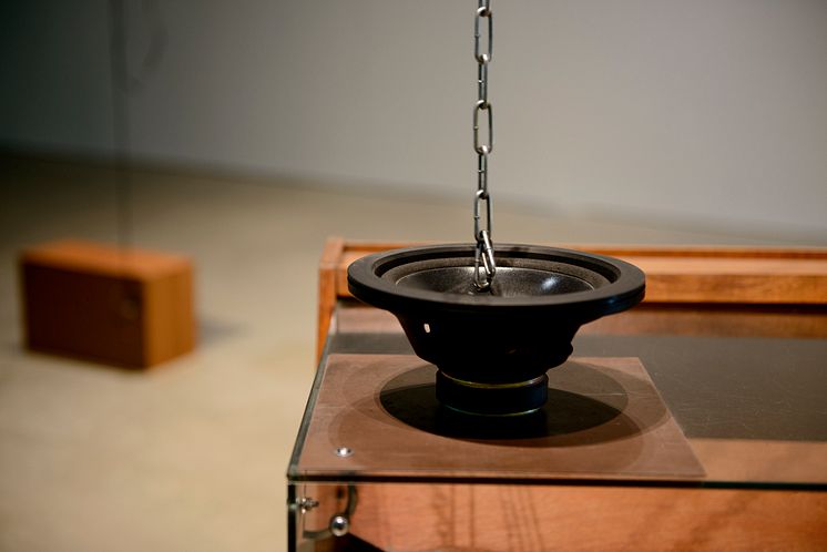 "Untitled song with featuring untitled works by James Clarkson", 2012. Konstnär: Haroon Mirza. Foto: Olle Kirchmeier/Bonniers Konsthall.
